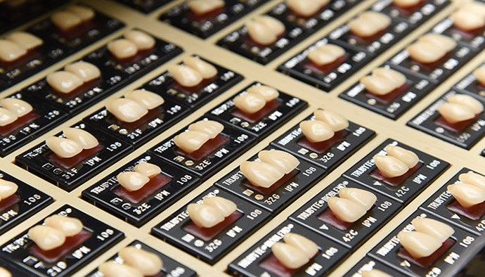 入れ歯にこだわれば、美しさも演出できます